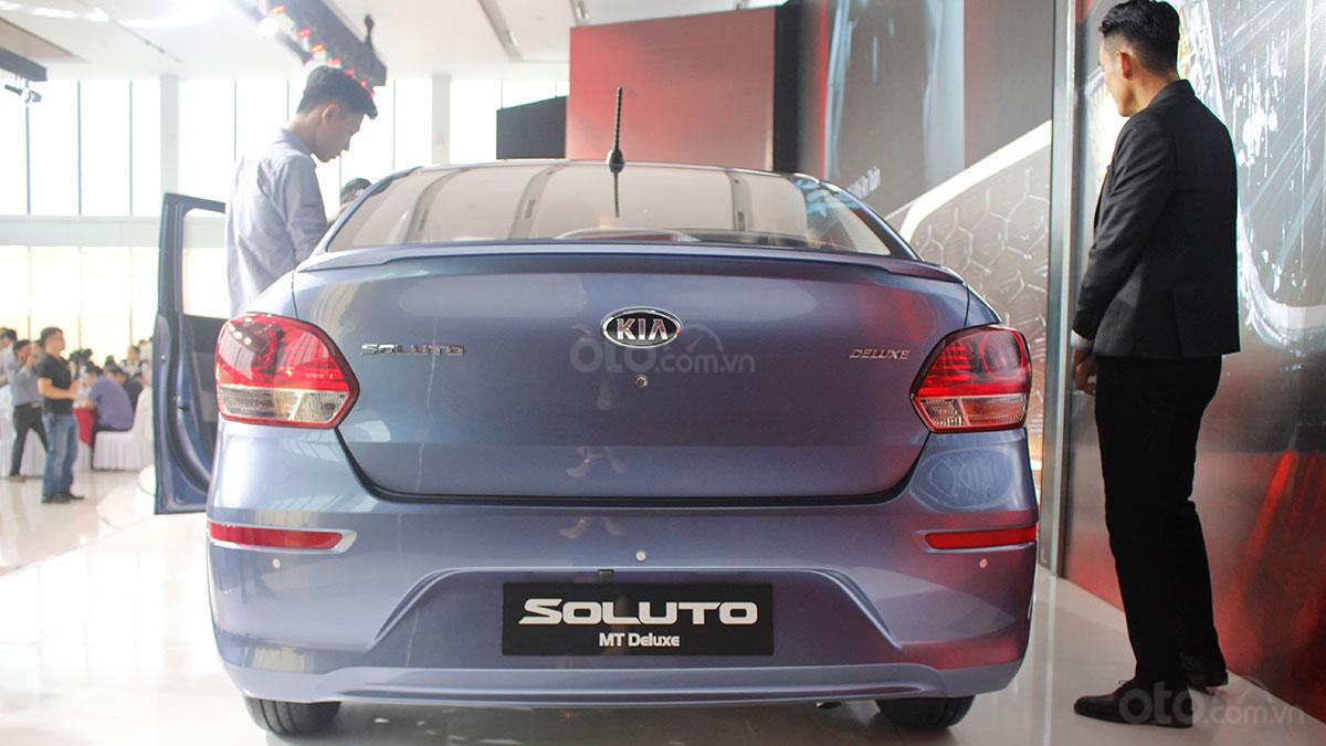 Ảnh chụp đuôi xe Kia Soluto 2019