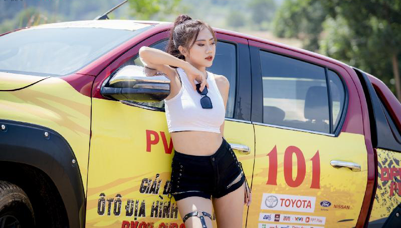 Người đẹp Việt khoe vẻ khỏe khoắn bên Toyota Hilux - Ảnh 5.