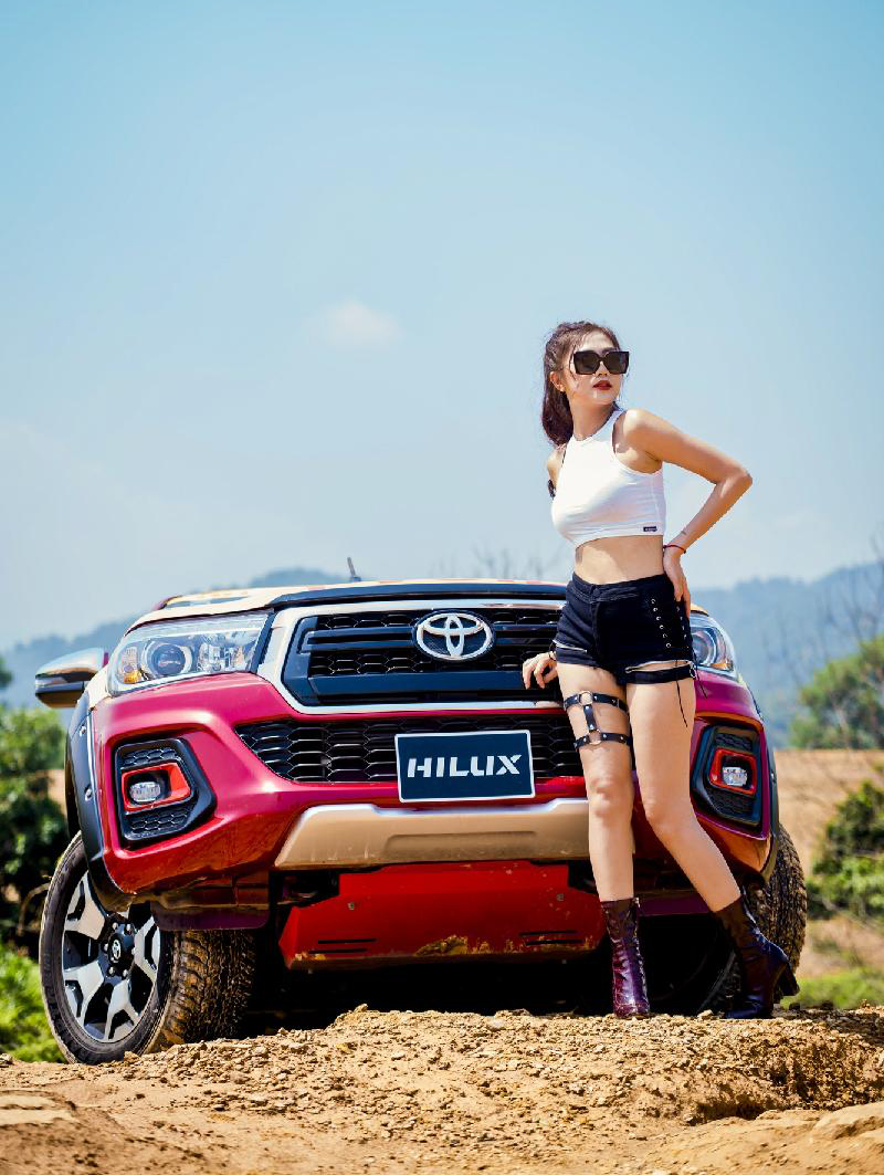 Người đẹp Việt khoe vẻ khỏe khoắn bên Toyota Hilux - Ảnh 9.