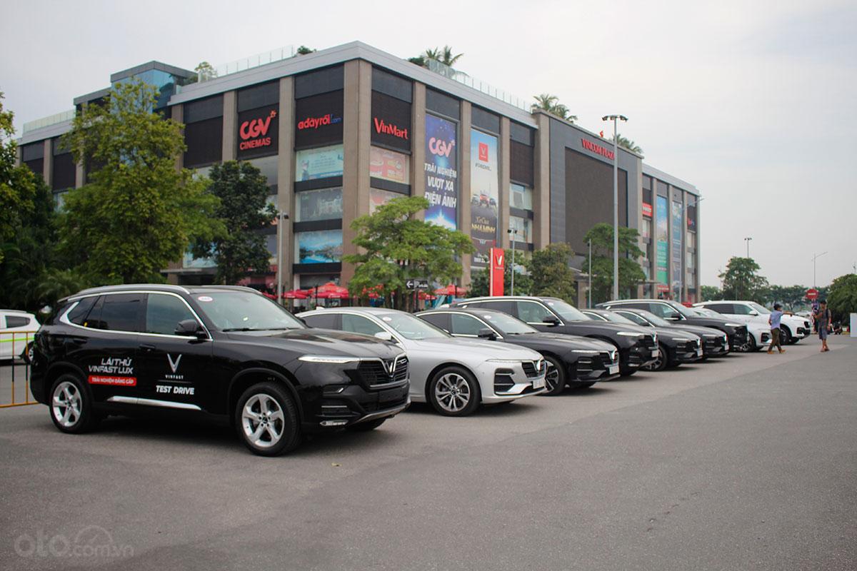 Trải nghiệm xe VinFast LUX SA2.0 và LUX A2.0 tại Hà Nội cùng chuyên gia nước ngoài a1