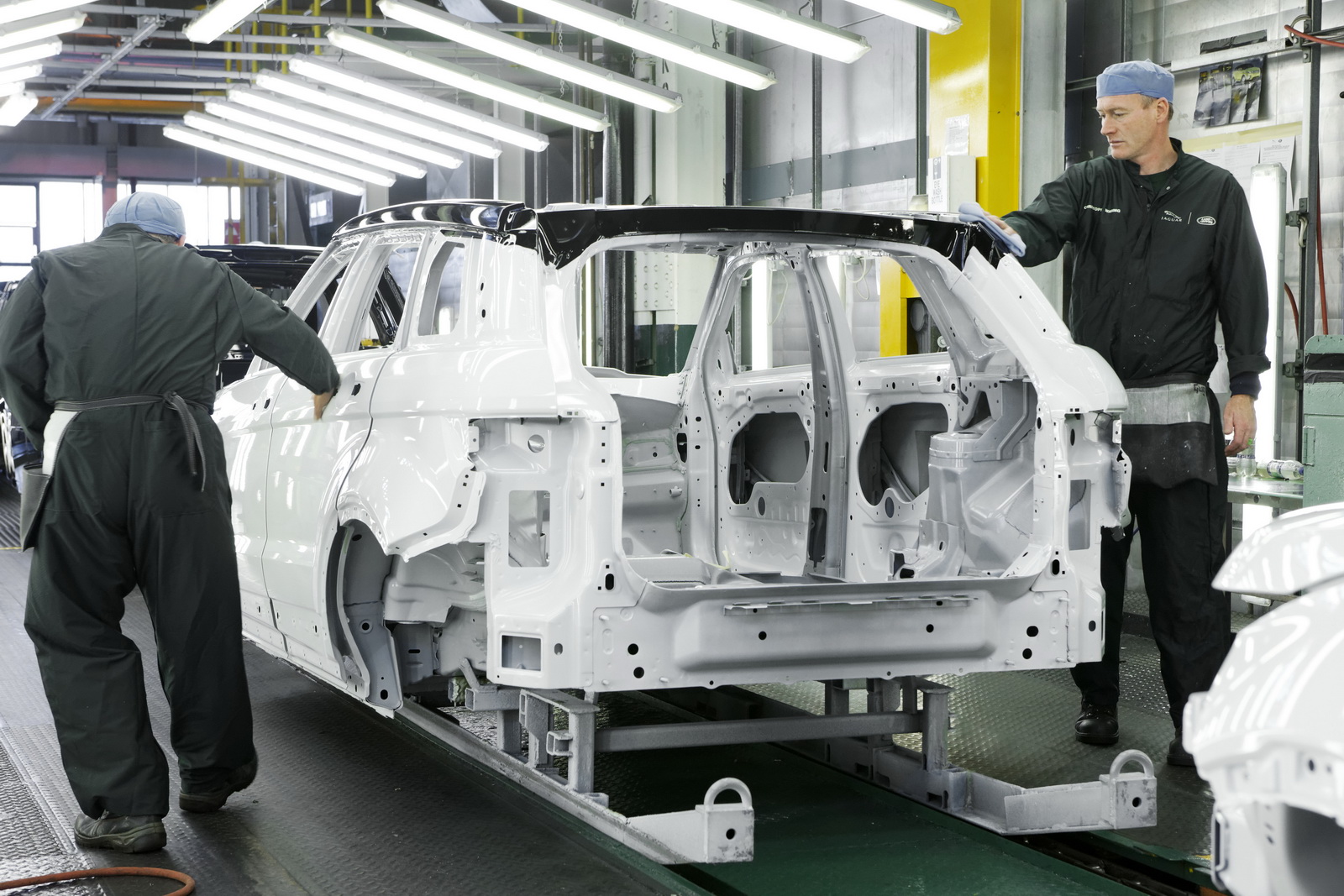 Jaguar Land Rover sẽ ngừng sản xuất trong một tuần sau đàm phán Brexit.