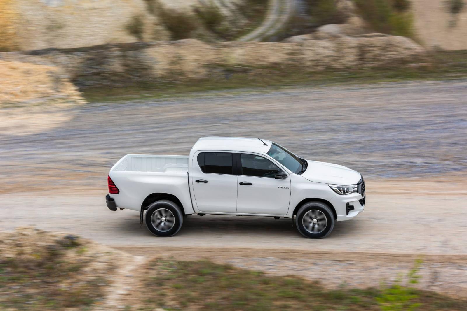 Toyota Hilux 2019 tại Anh sở hữu loạt trang bị khủng, giá chỉ từ 580 triệu đồng a1