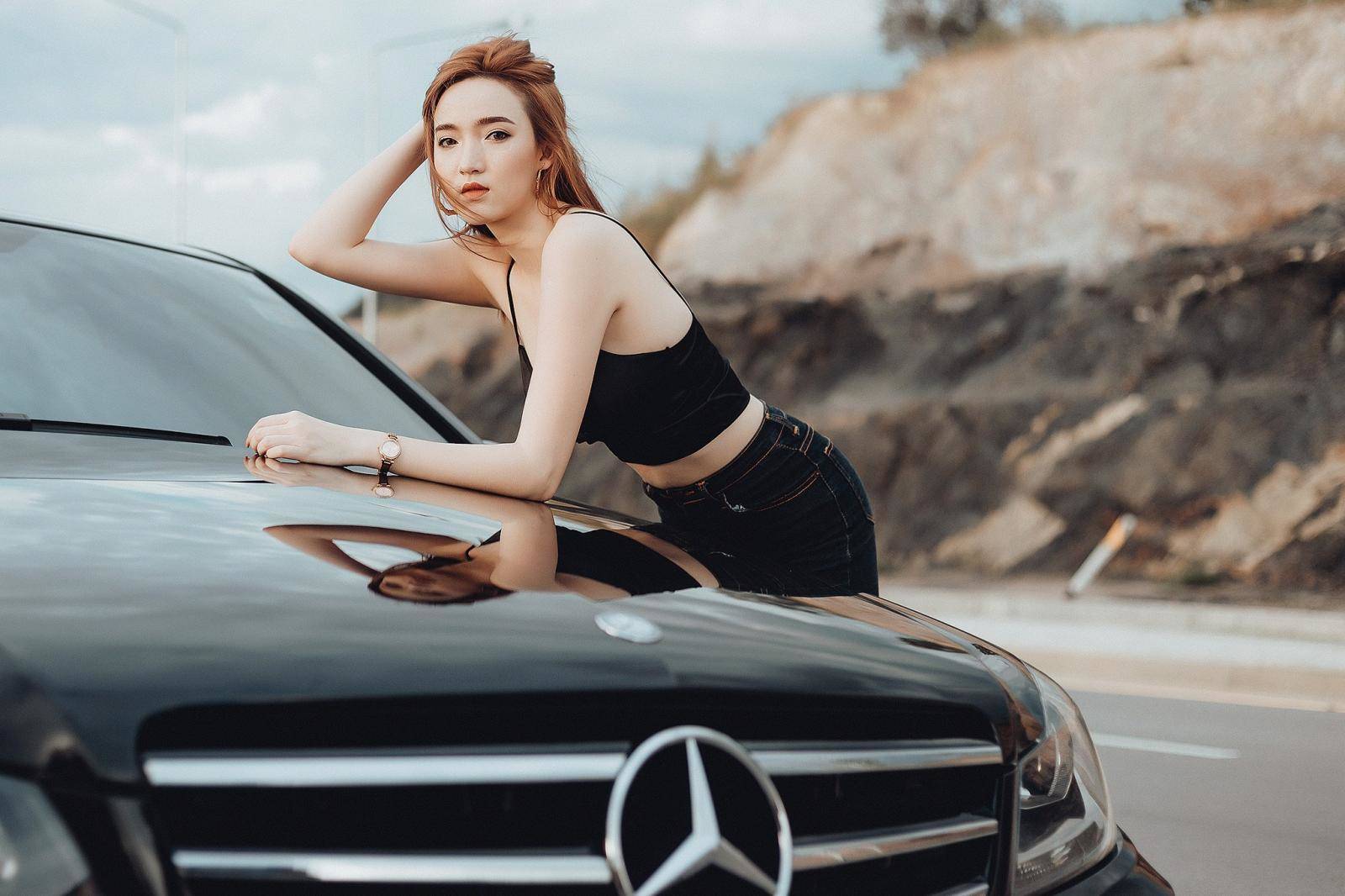 Ngẩn ngơ ngắm người đẹp mơ màng bên Mercedes C300.