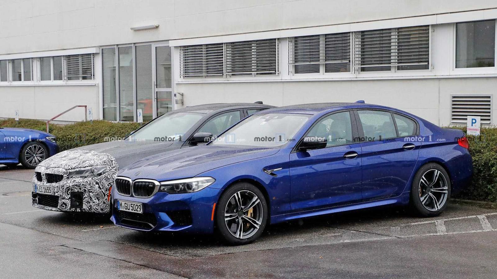 BMW M5 mới đặt cạnh M5 phiên bản hiện hành.
