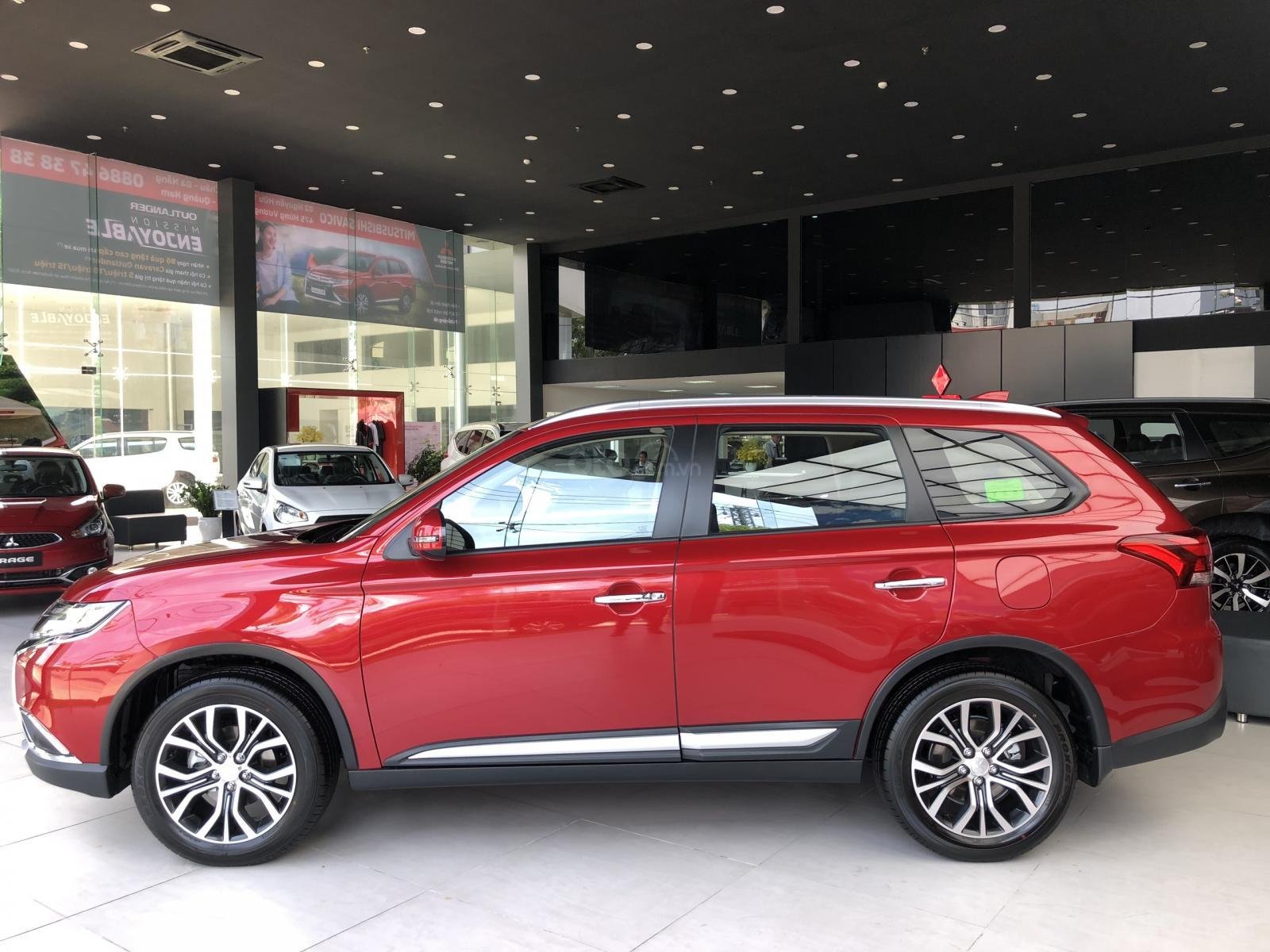 Giảm giá niêm yết gần 52 triệu đồng, Mitsubishi Outlander tham vọng đấu Honda CR-V a3