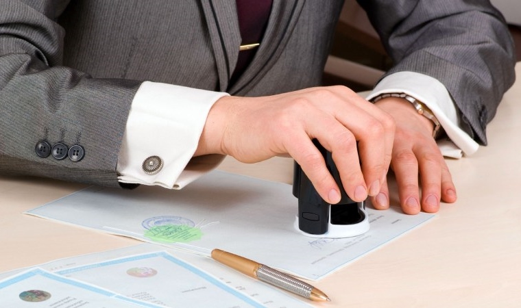 Hợp đồng mua bán xe và bàn giao xe phải được thực hiện theo đúng quy định.