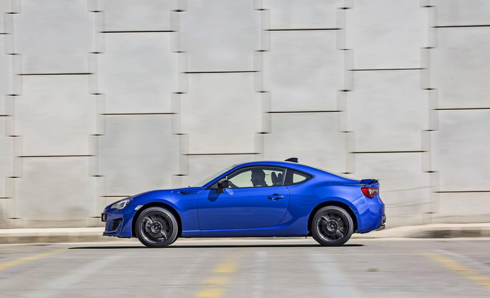 Subaru BRZ Special Edition sở hữu gương và bộ mâm hợp kim đen bóng.