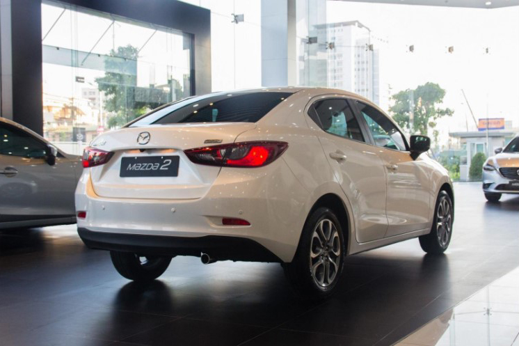 So sánh xe Kia Soluto 2019 và Mazda 2 2019 về thiết kế đuôi xe - Ảnh 3.