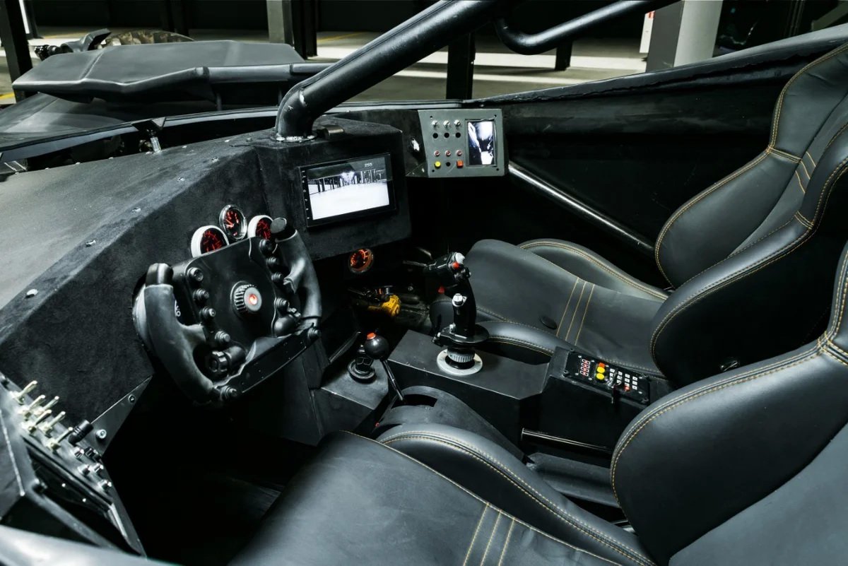 Batmobile sở hữu nhiều tính năng hiện đại.