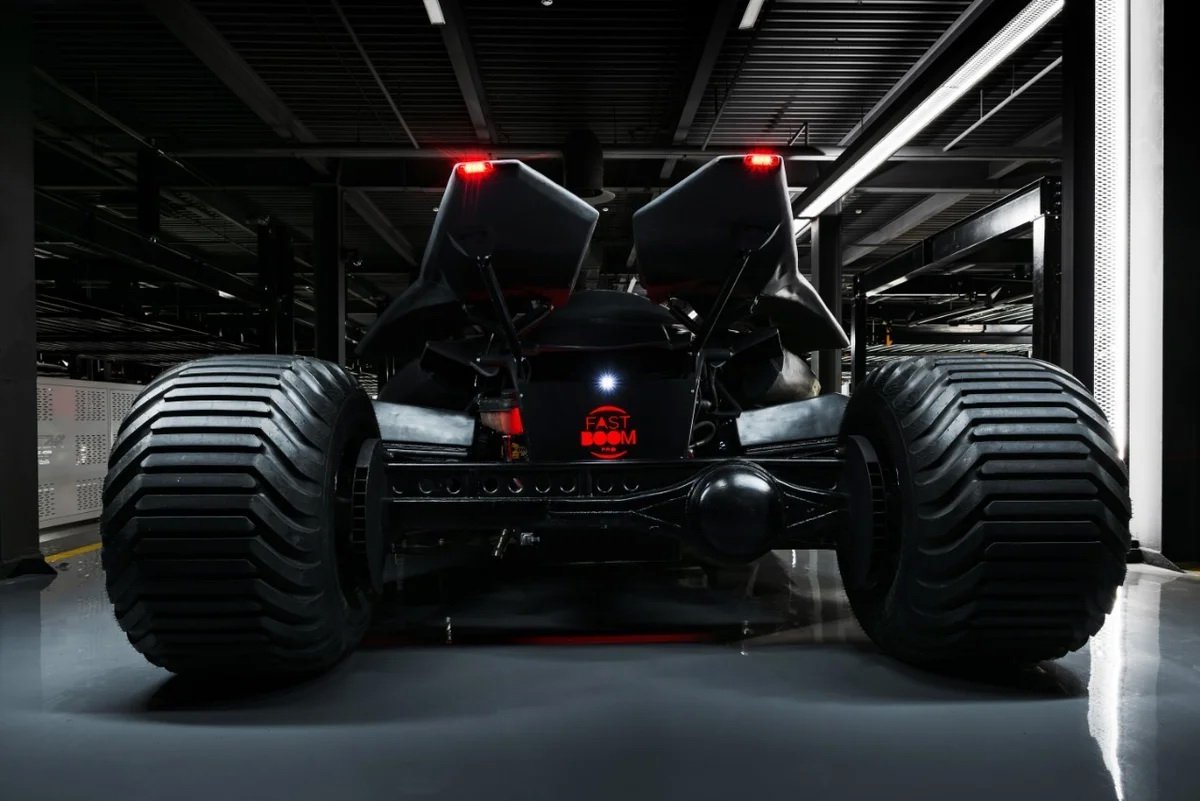 Batmobile sở hữu ngoại hình hầm hố và kỳ dị.