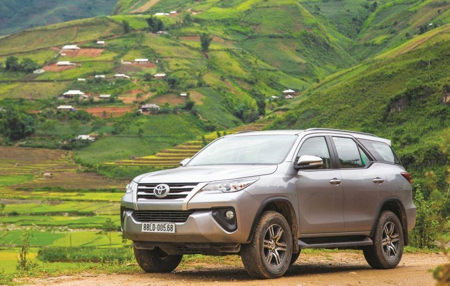 xe ô tô 7 chỗ tiết kiệm nhiên liệu nhất hiện nay tại Việt Nam - Toyota Fortuner.