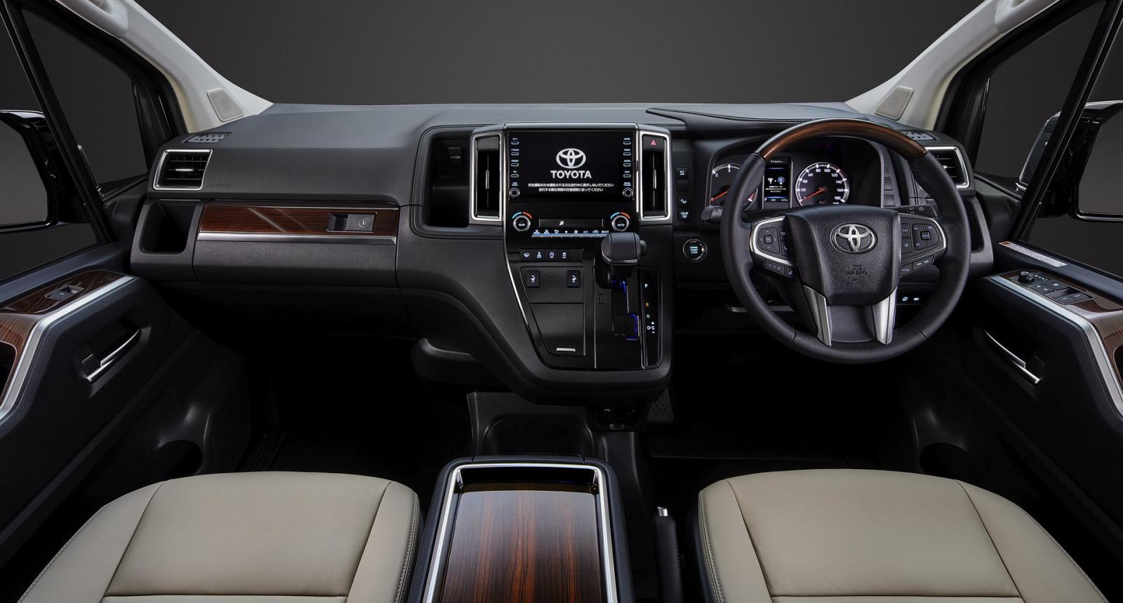 Không gian nội thất của Toyota GranAce 2020.