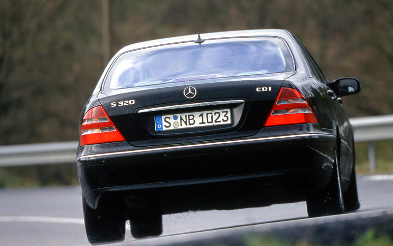 HỆ THỐNG MỞ CỬA TỪ XA: Mercedes S-Class (1998).