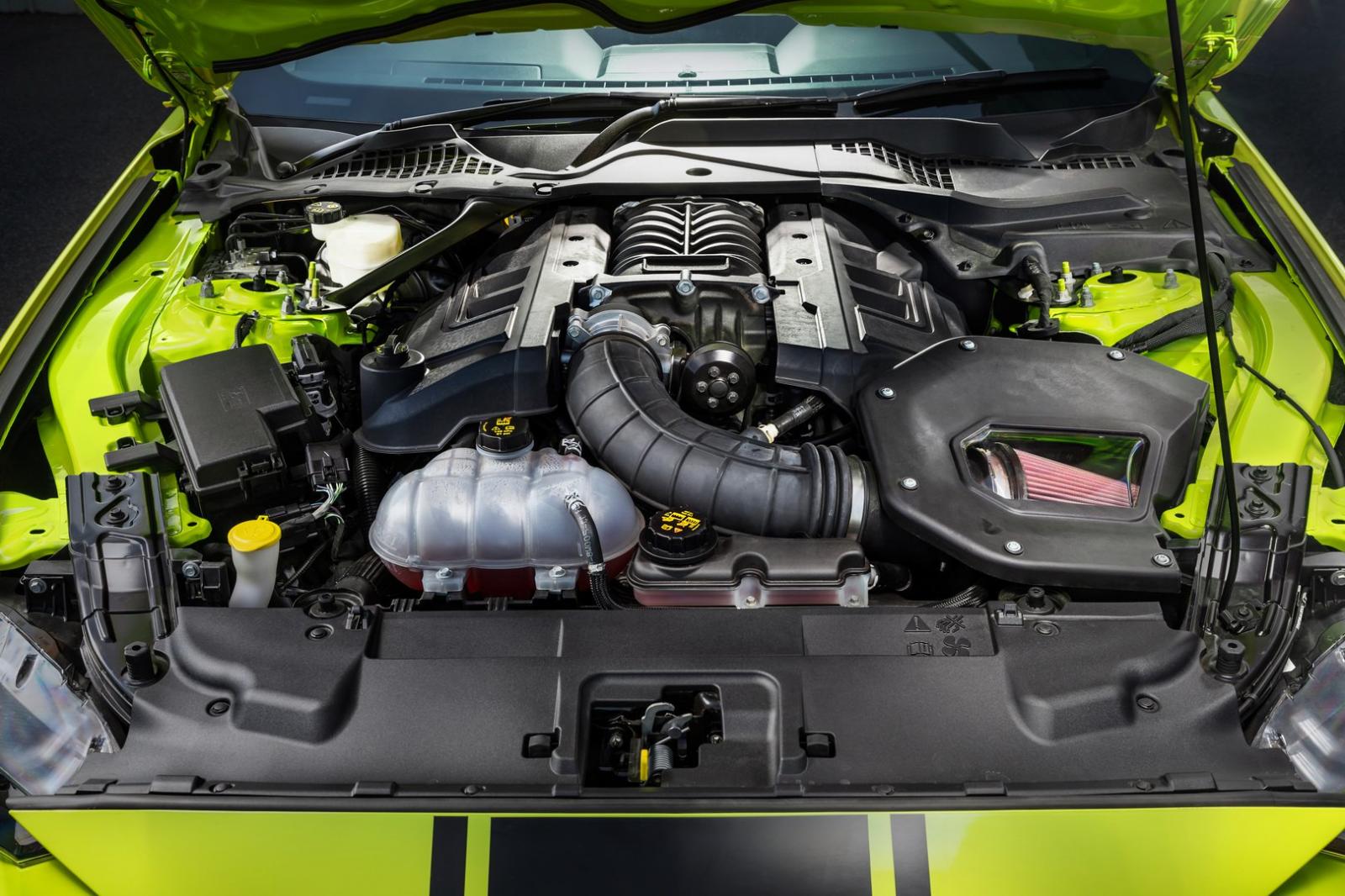 Ford Mustang R-Spec sở hữu động cơ động cơ V8 GT 5.0 lít hút khí tự nhiên kết hợp với động cơ EcoBoost 2.3 lít bốn xi-lanh tăng áp.