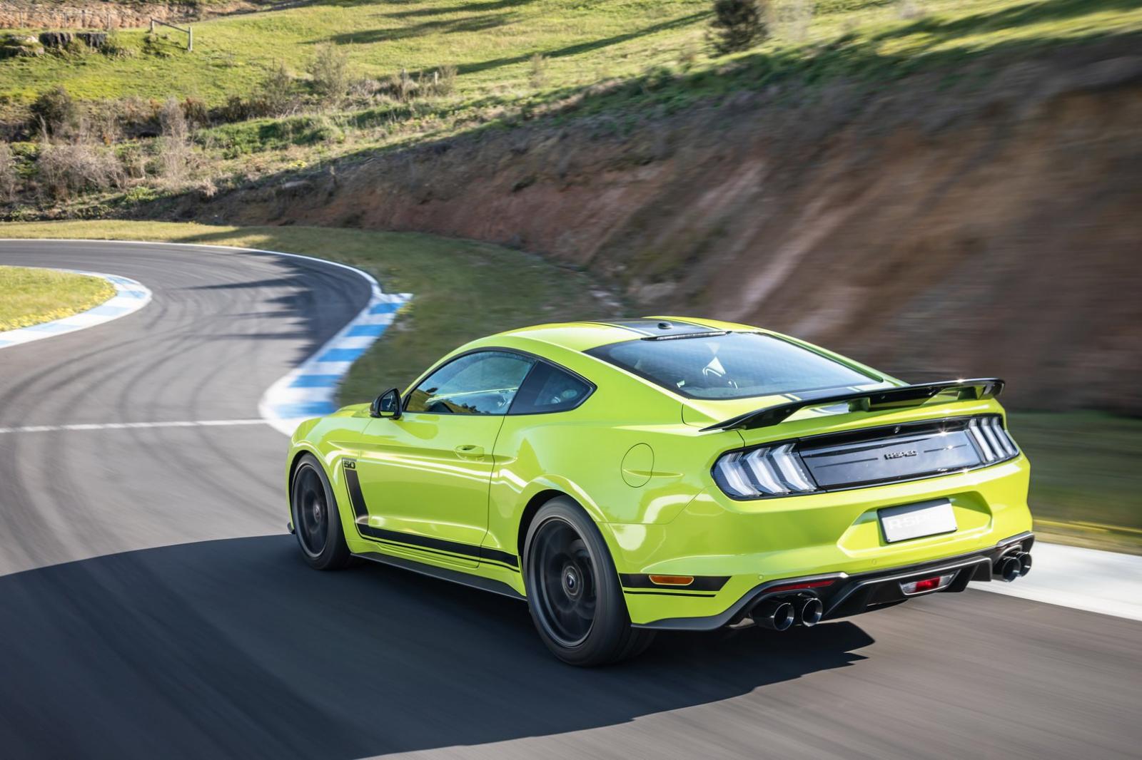 Ford Mustang R-Spec 2020 sở hữu nhiều tính năng và công nghệ hiện đại.