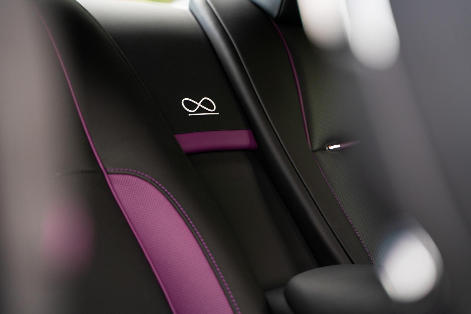 Biểu tượng vô cực thêu trên tựa ghế Rolls-Royce Wraith Black & Bright.