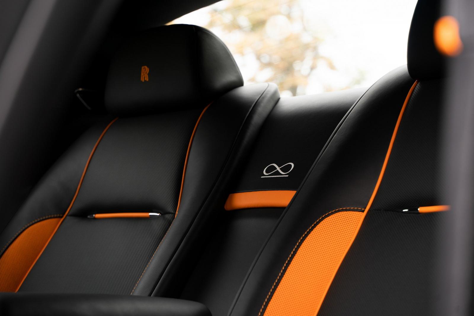 Biểu tượng vô cực thêu trên tựa ghế Rolls-Royce Wraith Black & Bright.