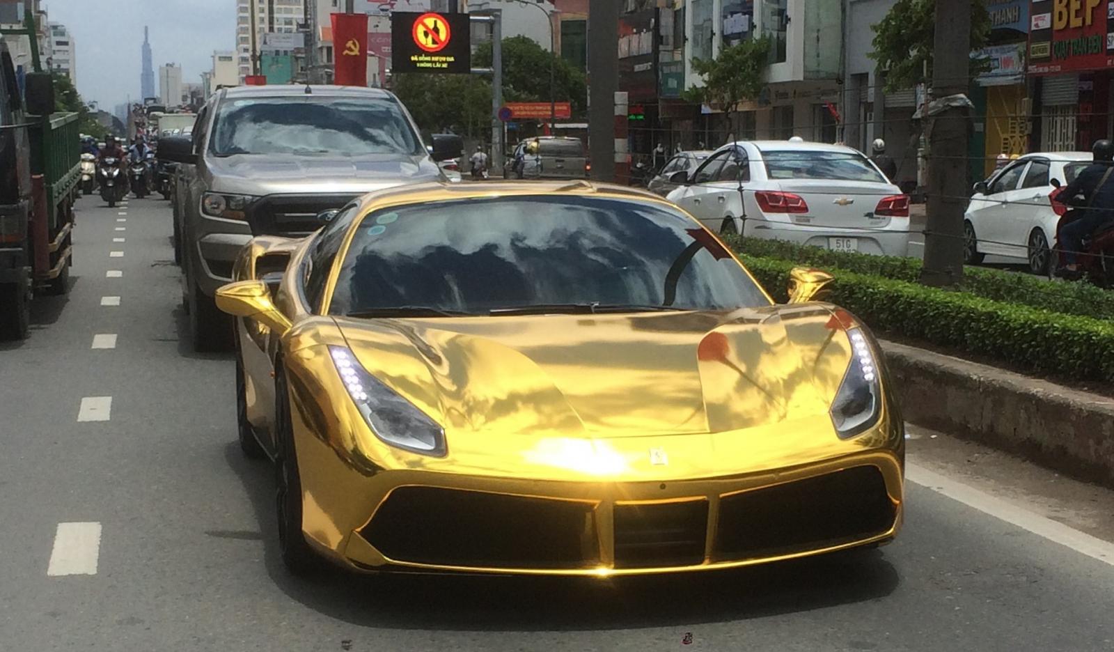 Ferrari 488 GTB gây chú ý khi khoác bộ cánh vàng chói Ferrari 488 GTB