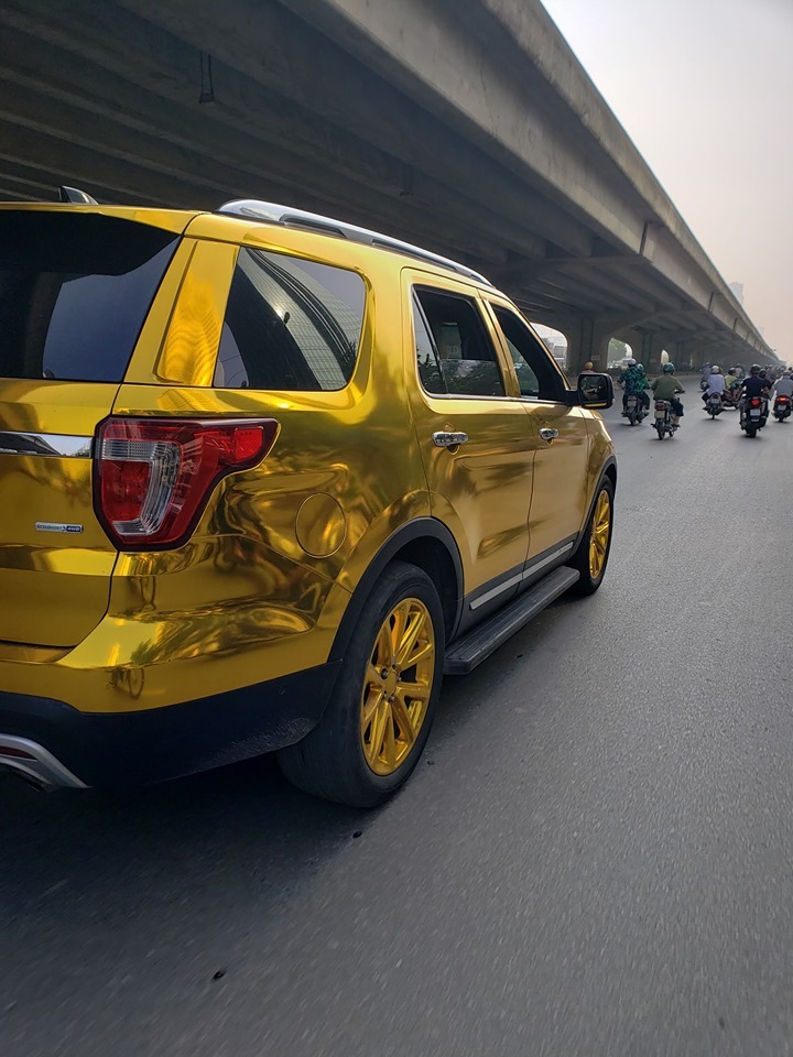 Ford Explorer bất ngờ xuất hiện trên phố Hà Nội với bộ cánh vàng Ford Explorer