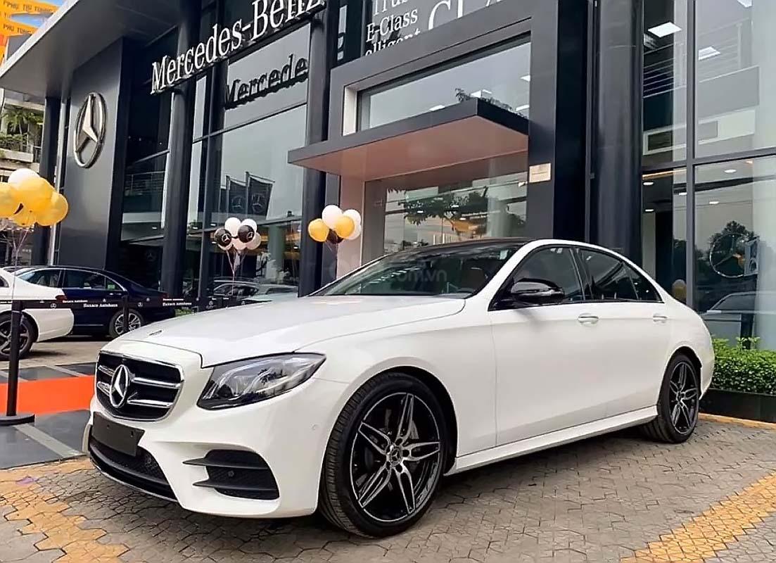 Е 2019. Mercedes e300 AMG. Мерседес е200 АМГ. Мерседес Бенц е300 АМГ. Mercedes e200 AMG 2019.