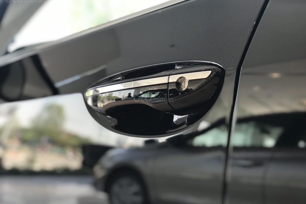 Tay nắm cửa cùng màu thân xe với viền bạc (tích hợp chức năng mở cửa thông minh) của Toyota Corolla Altis 2019 2