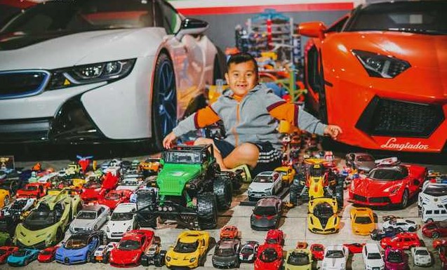 Cậu bé người Việt sở hữu bộ sưu tập mô hình siêu xe giá trị khủng đến đại gia cũng khó kiếm a4