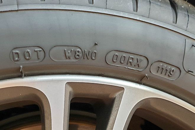 Thời gian sản xuất lốp xe được in nổi hai bên hông lốp.