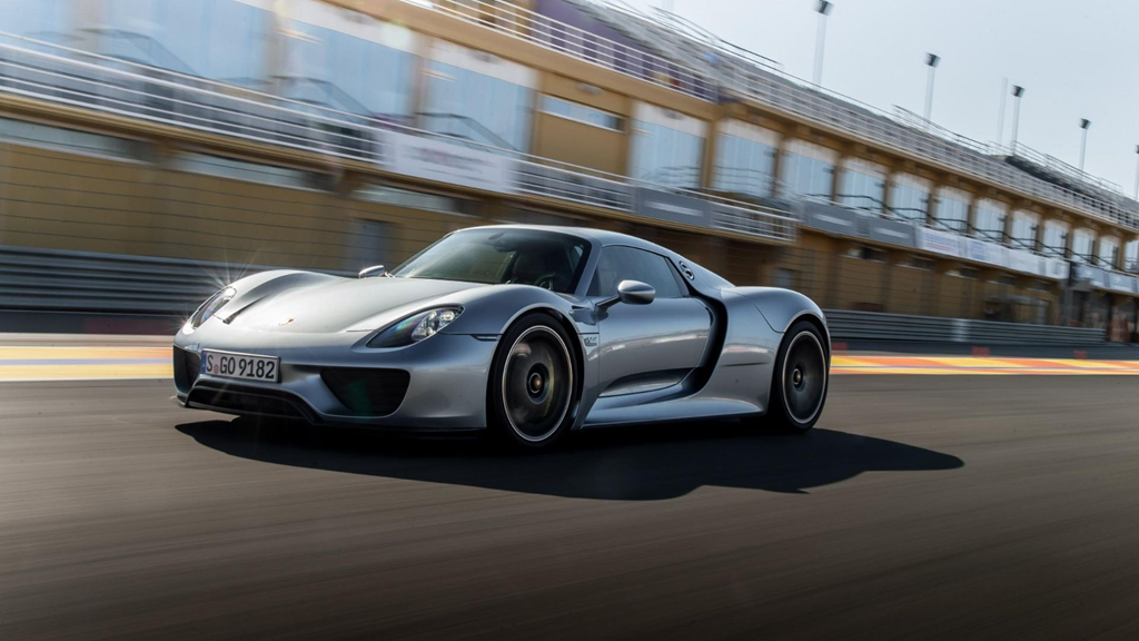 Lớp sơn kim loại lỏng trên siêu xe Porsche 918 Spyder.