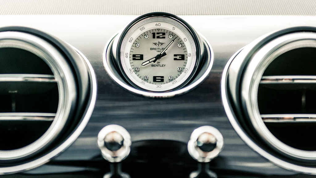 Đồng hồ Breitling trên Bentley Bentayga.