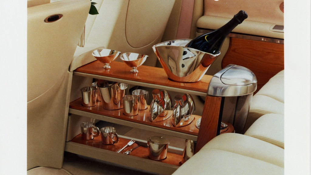 Khay champagne trên Mercedes-Maybach.