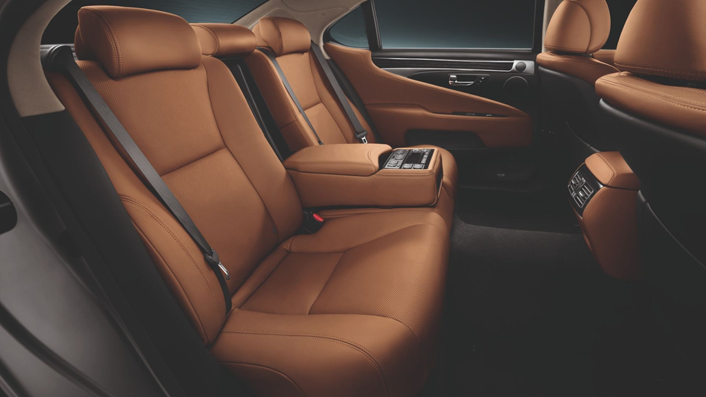 Ghế sau của Lexus LS.