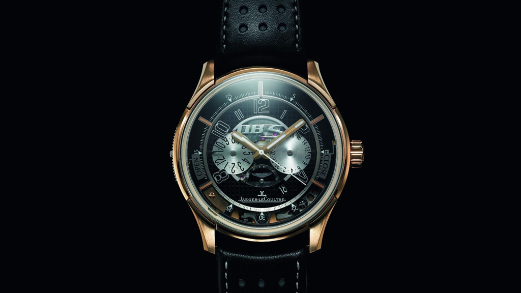 Đồng hồ Jaeger-LeCoultre Transponder trên xe Aston Martin.