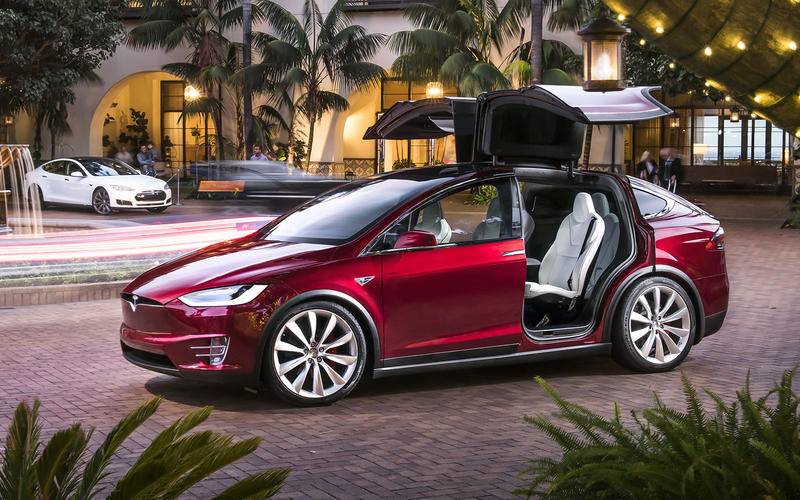 Tesla Model X (2015).