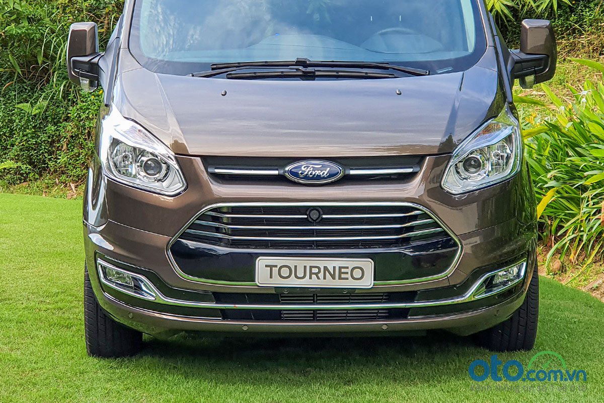 So sánh xe Peugeot Traveller 2019 và Ford Tourneo 2019 a2