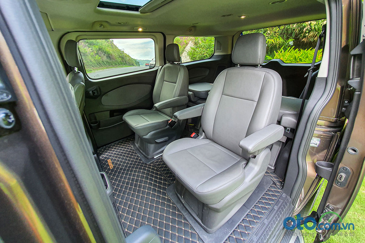 So sánh xe Peugeot Traveller 2019 và Ford Tourneo 2019 a02