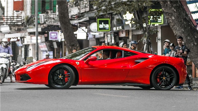 Chiếc xe “ngựa hoang” Ferrari 488 GTB của Tuấn Hưng “tái sinh” sau 1 năm gặp tai nạn. 