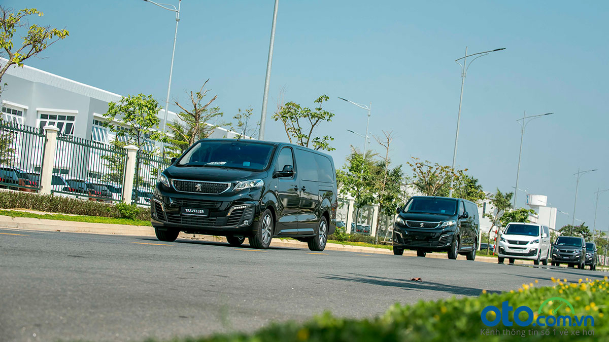 So sánh xe Peugeot Traveller 2019 và Ford Tourneo 2019: Tiền nào của nấy 3