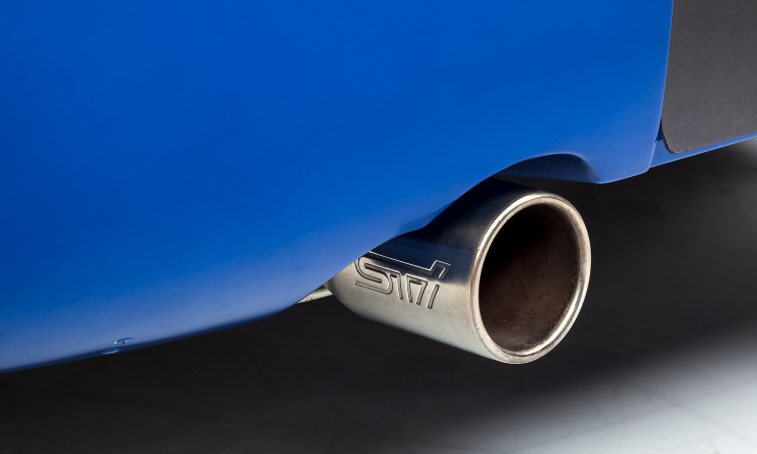 Logo STi được khắc trên ống xả màu bạc của Subaru Impreza 22B STi