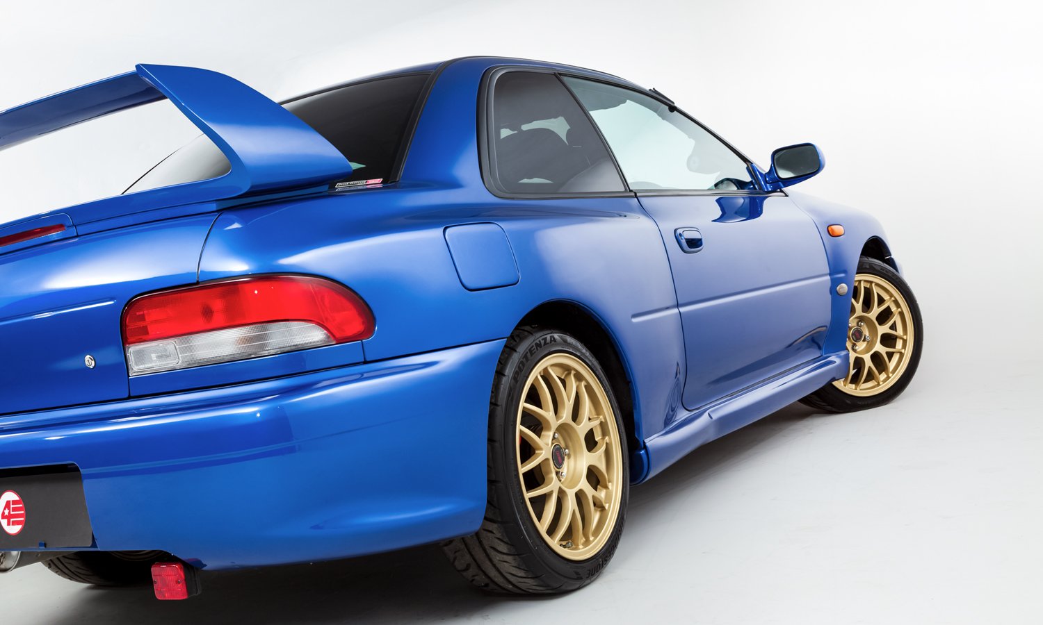 Bộ mâm chấu hình chữ Y màu vàng Gold của Subaru Impreza 22B STi.