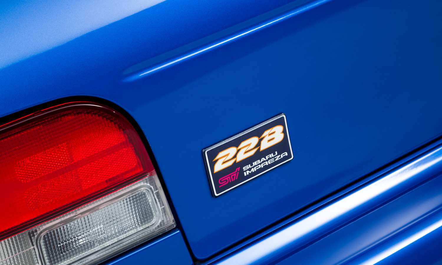 Logo STi đặt cân đối hai bên đầu xe, gần hốc gió Subaru Impreza 22B STi.