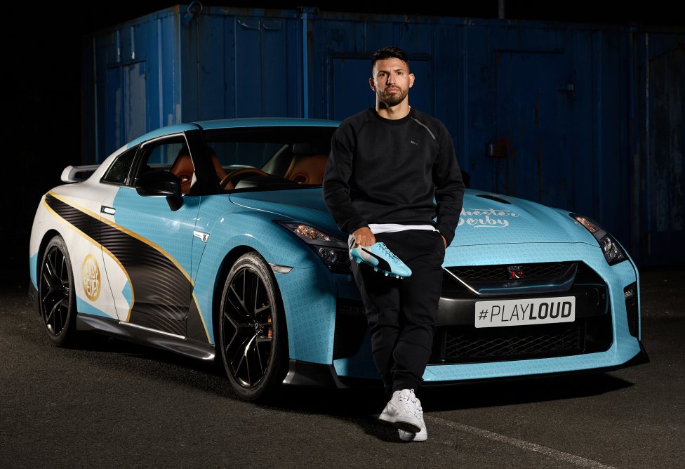 Nissan GT-R mang màu sắc xanh dương, màu truyền thống của ManCity nơi Aguero đầu quân Nissan GT-R mang màu sắc xanh dương, màu truyền thống của ManCity