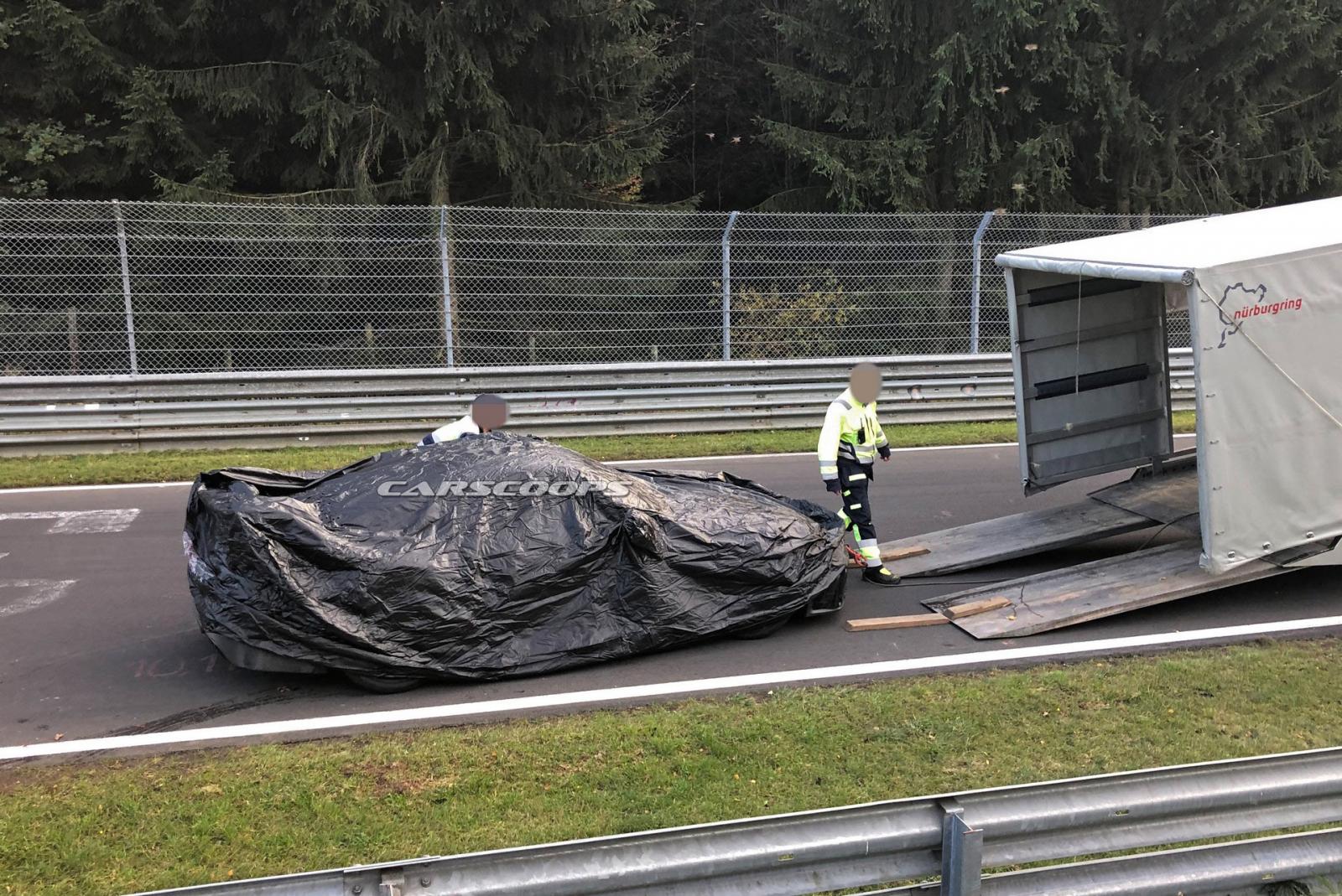 Nguyên mẫu Porsche 911 GT3 gặp tai nạn trên đường đua Nürburgring.