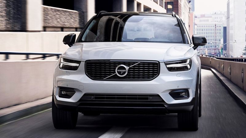 Phần đầu xe mang thiết kế vuông vức đặc trưng của xe Volvo thế hệ mới Phần đầu xe mang thiết kế vuông vức đặc trưng của xe Volvo thế hệ mới