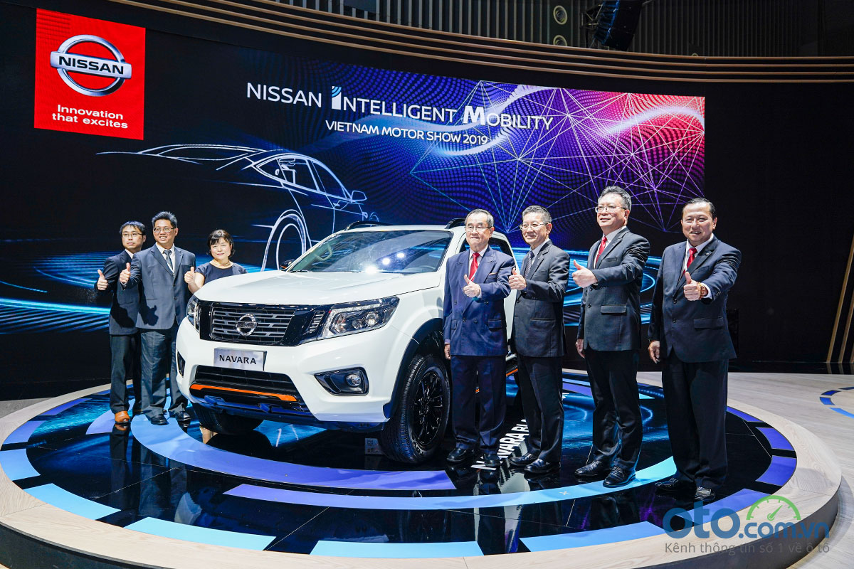 Ban lãnh đạo Nissan Việt Nam đứng bên cạnh chiếc Navara Black Edition A-IVI