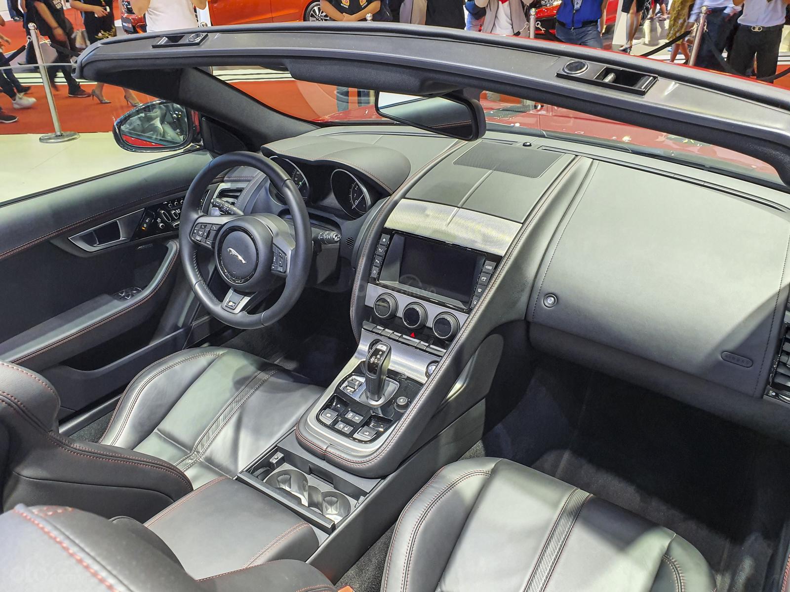 [VMS 2019] Jaguar F-Type R Convertible giá hơn 13 tỷ đồng xuất hiện nổi bật tại gian hàng "báo gấm" - Ảnh 7.