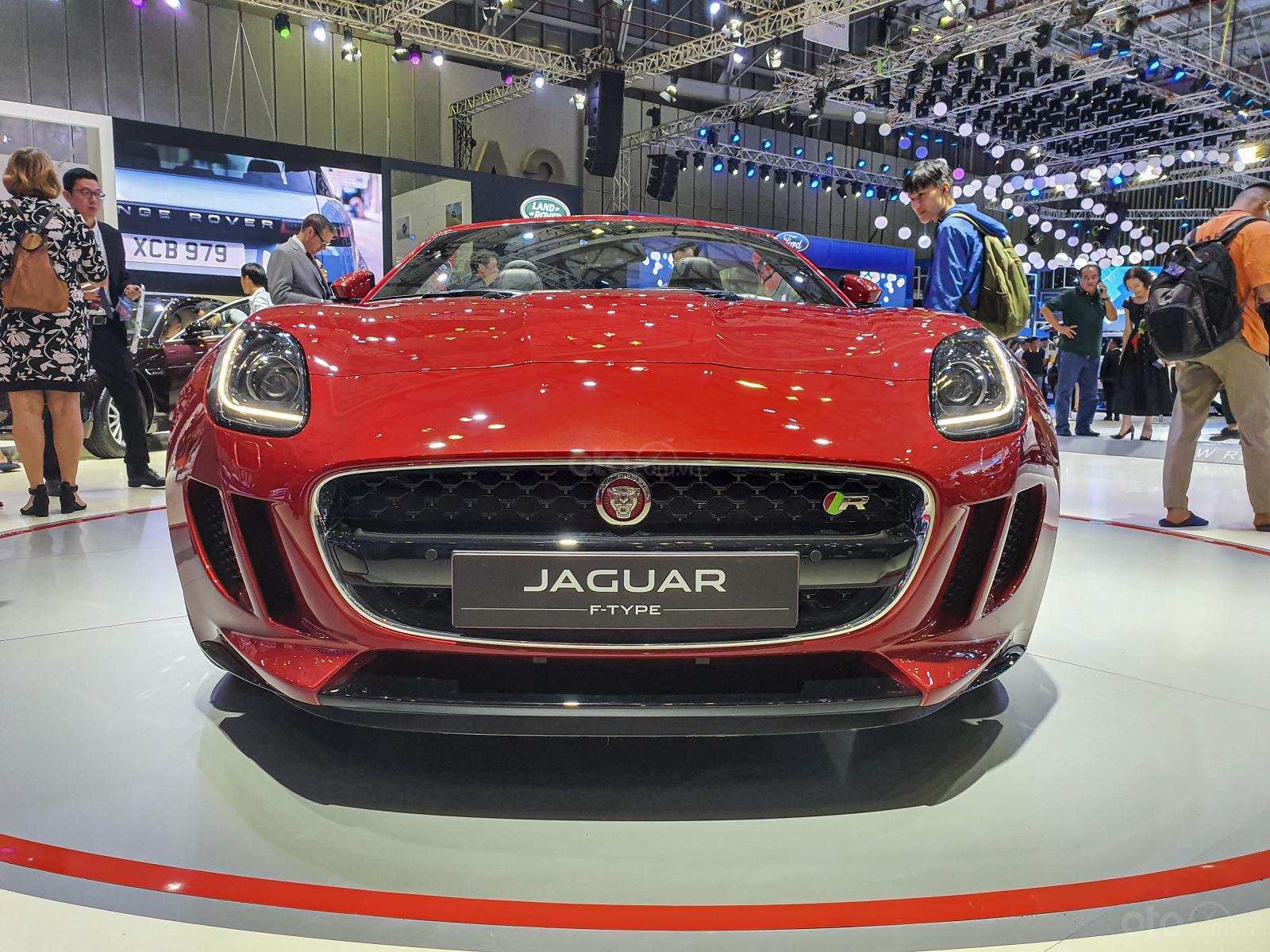 [VMS 2019] Jaguar F-Type R Convertible giá hơn 13 tỷ đồng xuất hiện nổi bật tại gian hàng "báo gấm" - Ảnh 1.