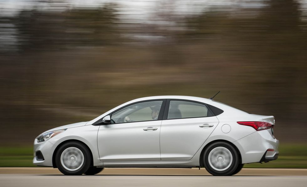 Hyundai Accent phiên bản mới lớn hơn hẳn so với bản cũ Hyundai Accent phiên bản mới lớn hơn hẳn so với bản cũ