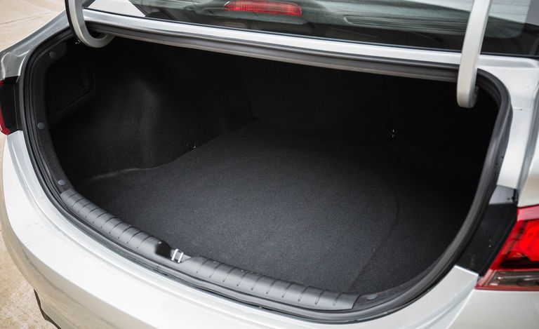 Cốp xe thông minh đủ rộng trên Hyundai Accent Cốp xe thông minh đủ rộng trên Hyundai Accent