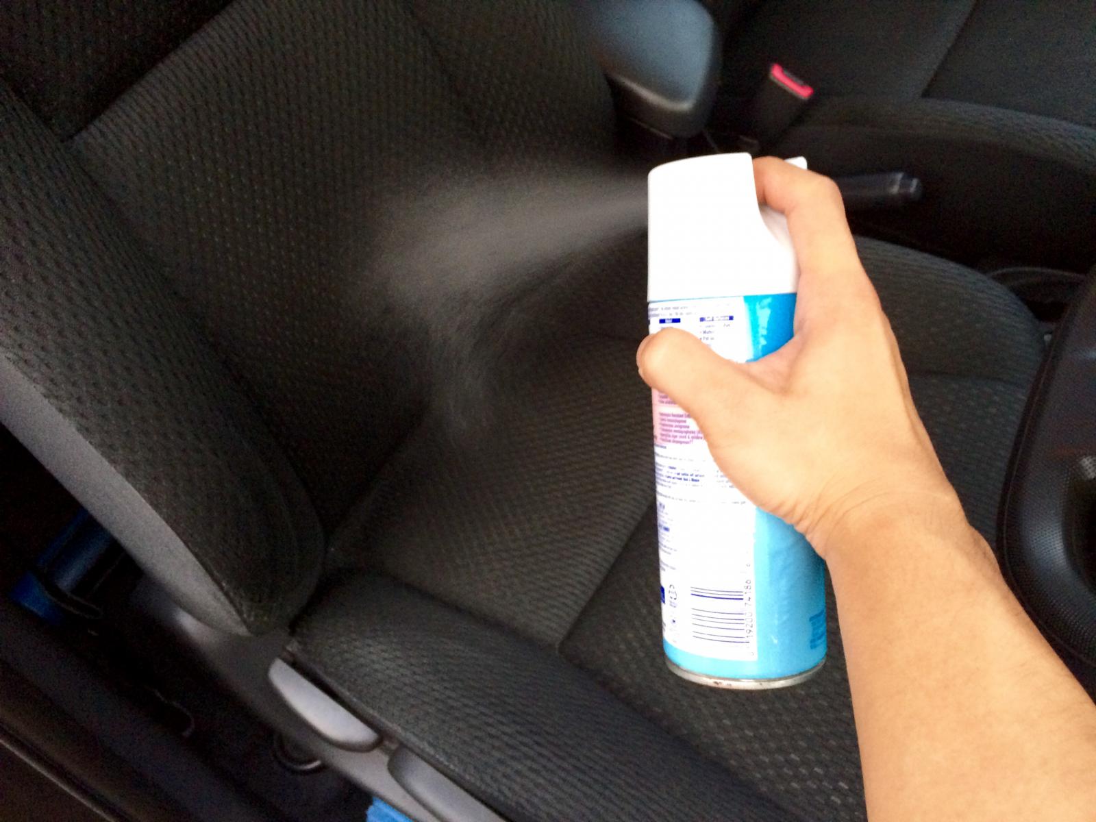 Sử dụng bình xịt để khử mùi khó chịu trong xe.