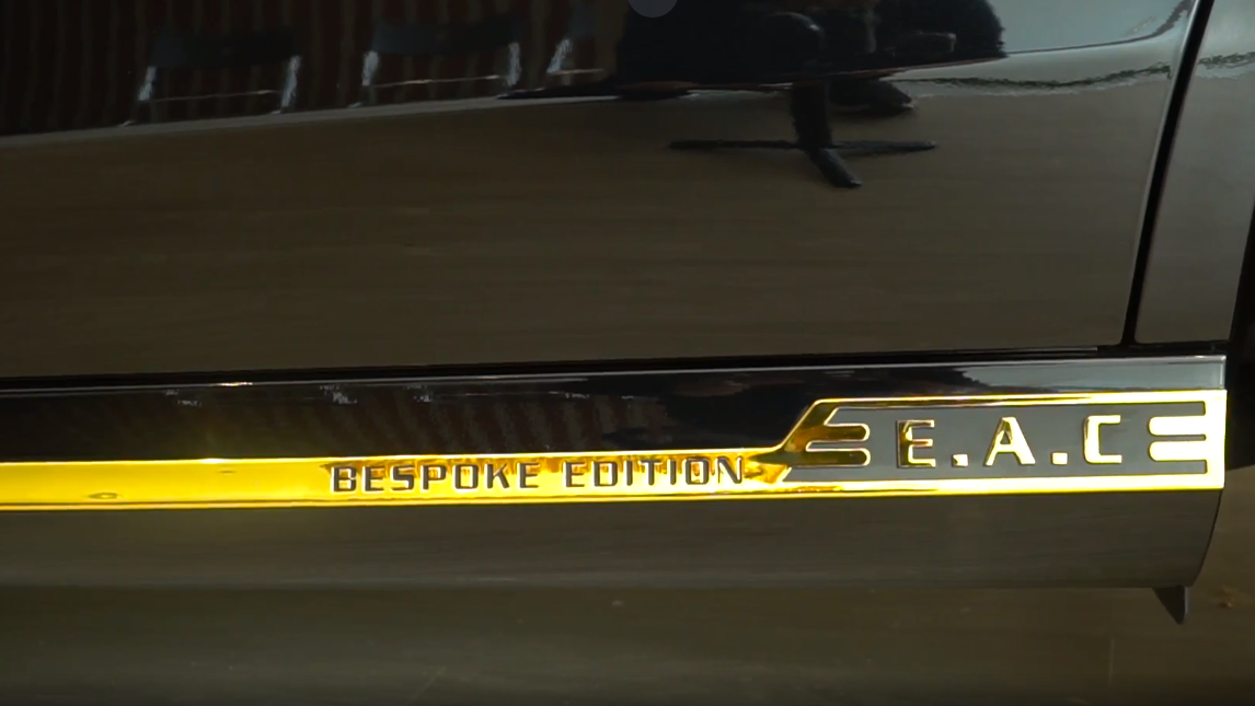 Các chi tiết mạ vàng trên xe Mercedes E300 AMG.